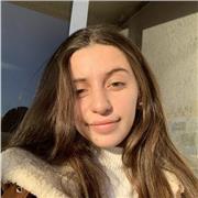 Jeune lycéenne de terminale spécialités math/svt dynamique et souriante